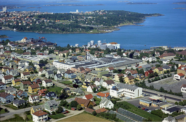Flyfoto fra 1966 av bebyggelsen ved Hillevågsveien, Veumveien, Bispeladegård, Myrvangveien, Roald Amundsens vei, Kvalebergveien, Bergsagelsveien, Køhlerveien, Vierveien. Midt i bildet er Sven Andersen Møbelfabrikk, til høyre Kvaleberg skole. I bakgrunnen ses Kullimport, Esso tankanlegg ved Gandsfjorden. Øverst i bildet ses sørlige del av Storhaug. Foto: Widerøes flyfotosamling 1966, Stavanger byarkiv