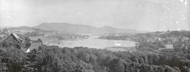Svart-hvitt bilde fra 1916, som viser utsikten sørover Hillevågsvatnet, sett fra Birkelandsgate 1 på Storhaug. Foto: Gunnar Wareberg, Stavanger byarkiv