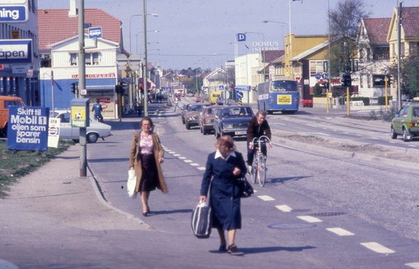 Hillevågsveien som travel bygate med gående, syklende, biler og buss.