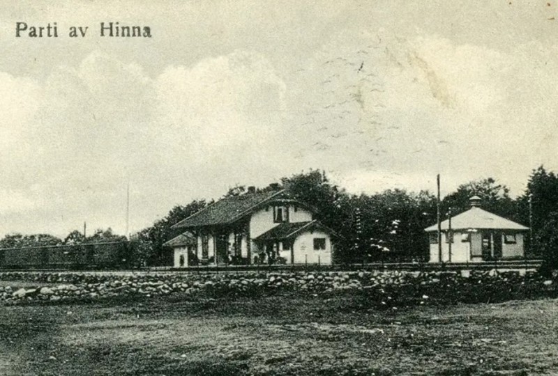 En liten stasjonsbygning i sveitserstil fotografert for lenge siden. Det står "Parti av Hinna" på det.