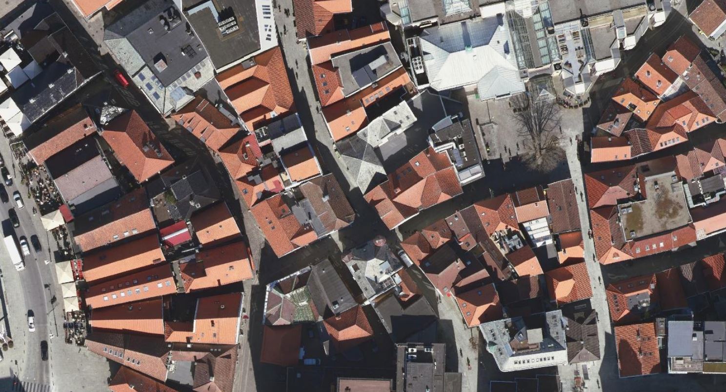 Hulter til bulter gater og hus i sentrum