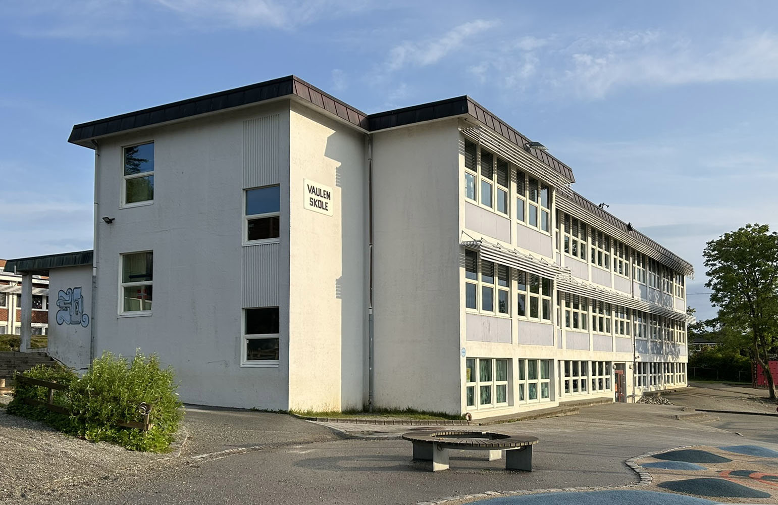 Vaulen skole i tidlig morgensol