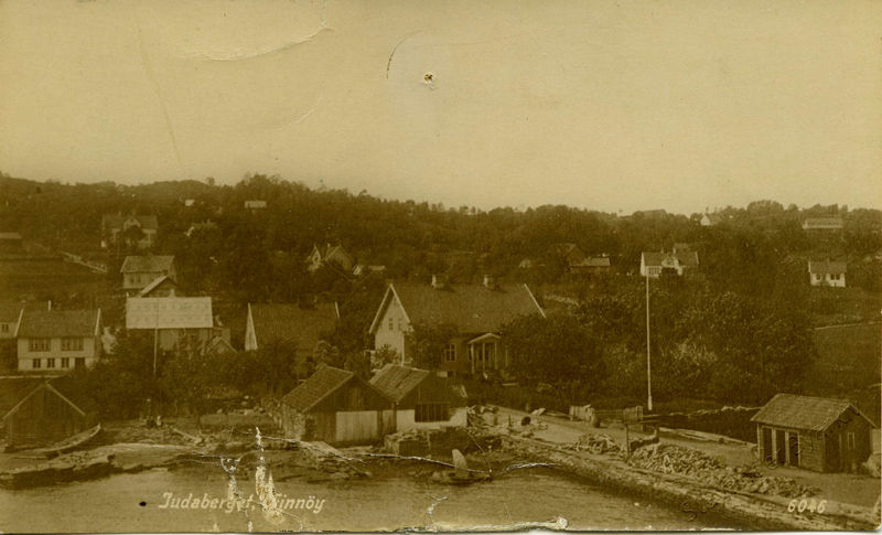 Et gammelt bilde av Judaberg, muligens tatt fra høyt oppe i en båt? Judaberg ser ut til å være en frodig og fredelig plass.