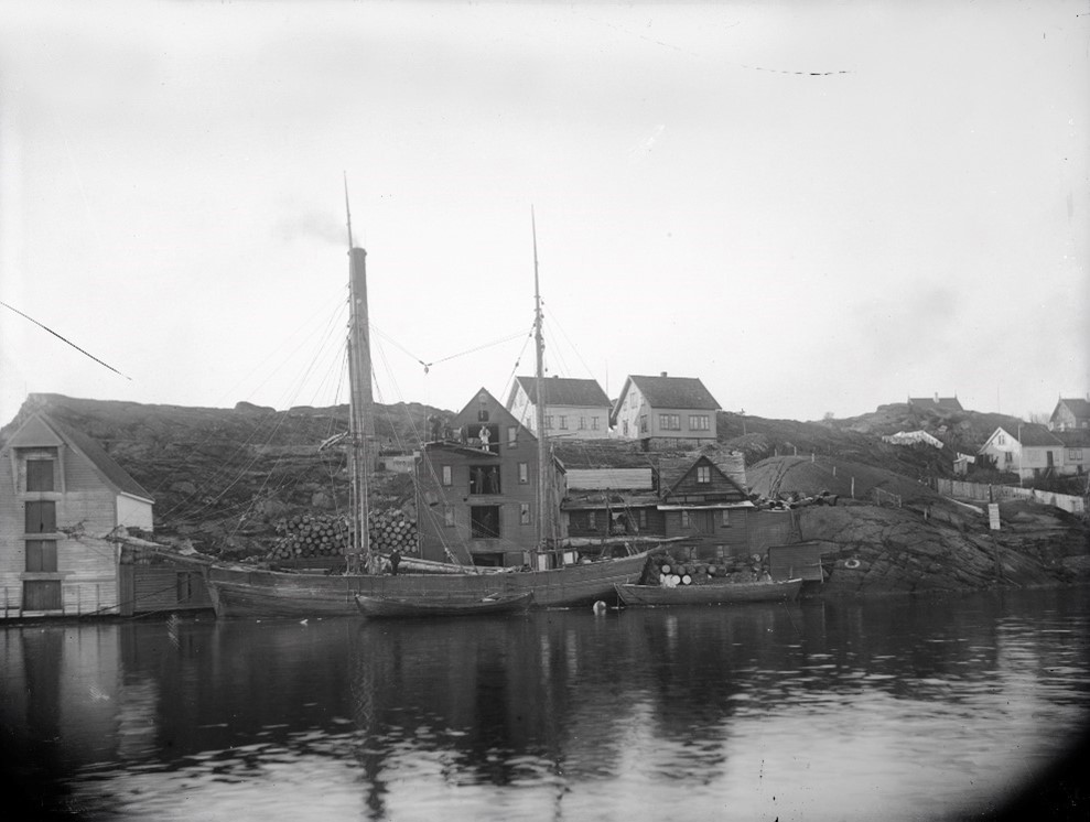 Sjøhus med fabrikkpiper