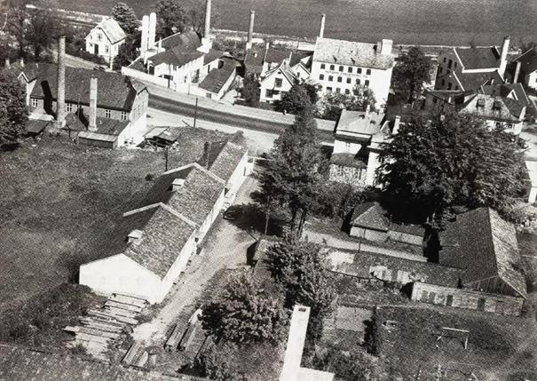 Køhlereiendommen fotografert tidlig 1900-tall, da det var hermetikkfabrikker i tilnærmet alle hus i bildet. Kilde: Alsvik og Alsviks «Hillevåg: En fotovandring gjennom gamle Hillevåg og Kvalaberg». Bildet var utlånt fra Ågesentunet. Køhlereiendommen sett fra vest i fugleperspektiv. Bildet er svart-hvitt, og er tatt i sommerhalvåret, siden det er løv på trærne. Hillevågsveien ligger over Køhlereiendommen i bildet, og det er flere industribygg og bolighus mellom Hillevågsveien og Gandsfjorden, som synes øverst i bildet. Industribygningene har høye piper.