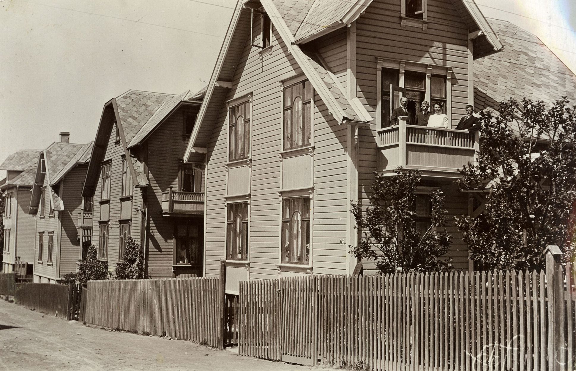 Gammelt bilde av sveitserjugendhus på Våland