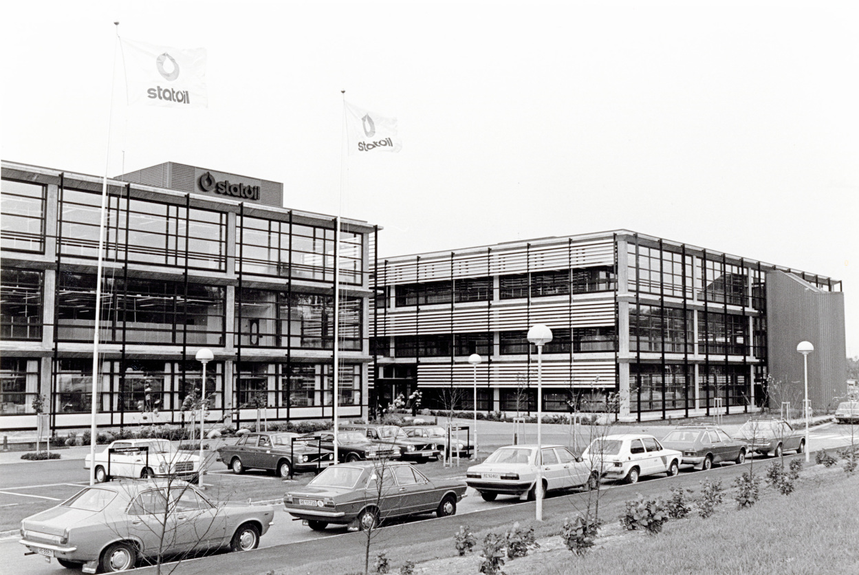 Svart-hvitt bilde av to fløyer av kontorbygget til Statoil på Forus, med parkerte biler utenfor.
