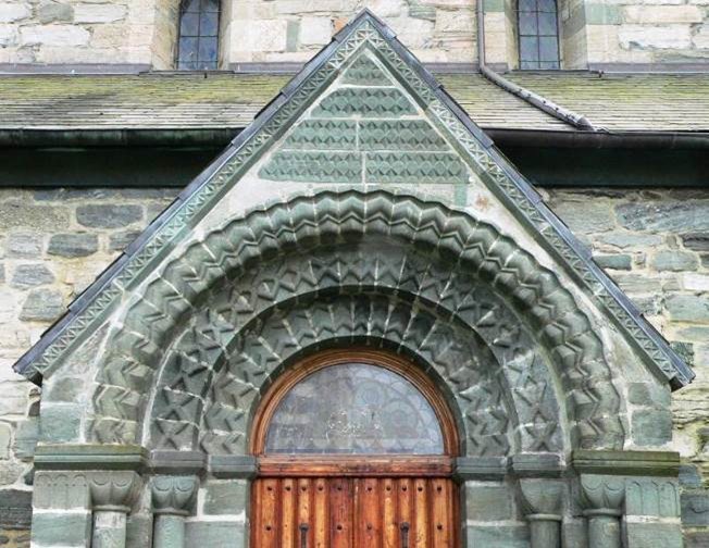 Romansk stenhuggerkunst over døra mot nord i Stavanger domkirkes skip