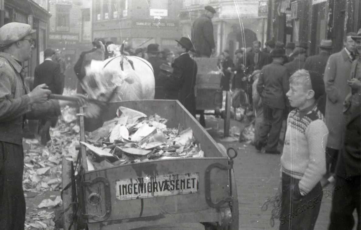 Opprydding etter ramponering av Nasjonal Samlings lokaler i Kirkegata 2 etter frigjøringen i 1945.