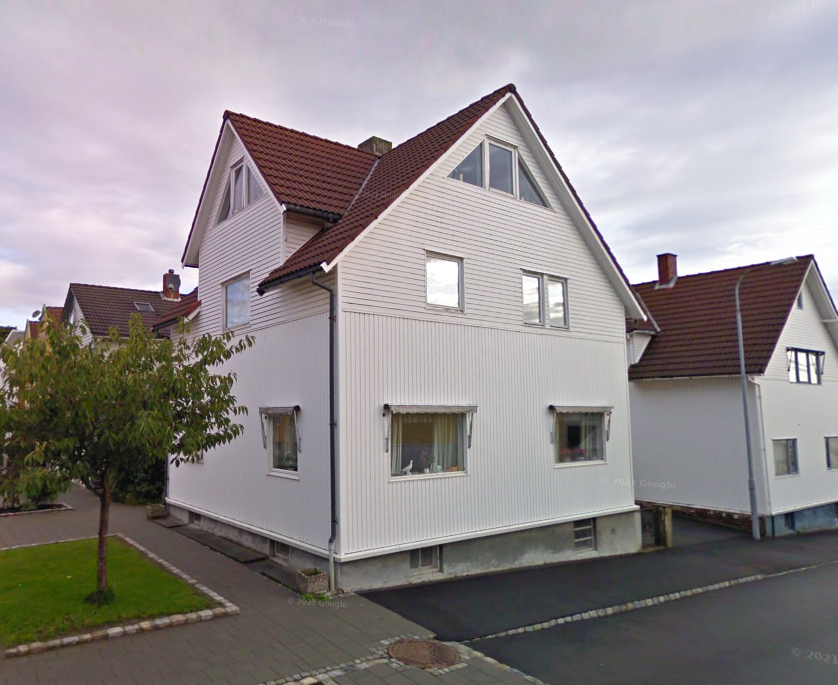 Plastkledning, betongpanner og husmorvinduer