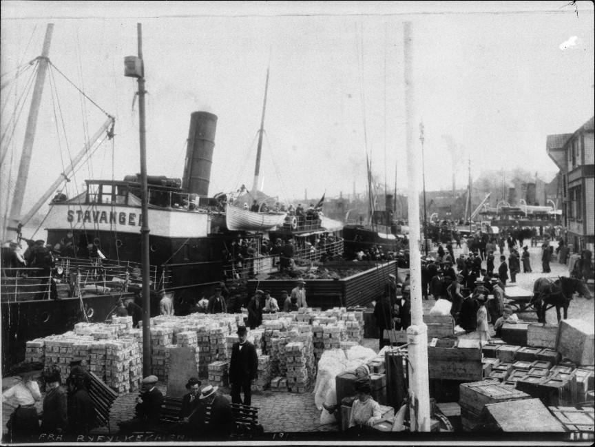 Gammelt bilde med Ryfylkekaien med mye gods og folk