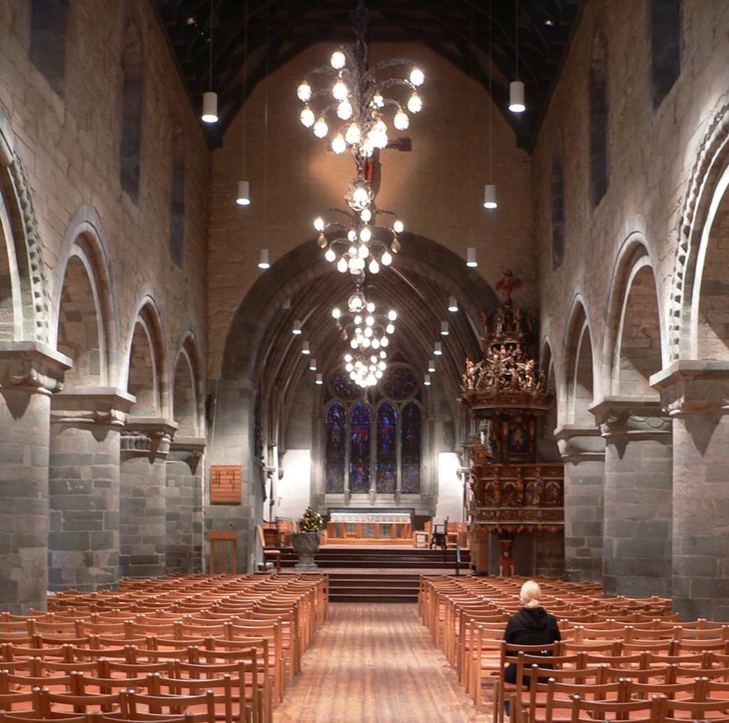 Stavanger domkirkes interiør, sett fra omtrent midt i skipet mot koret.