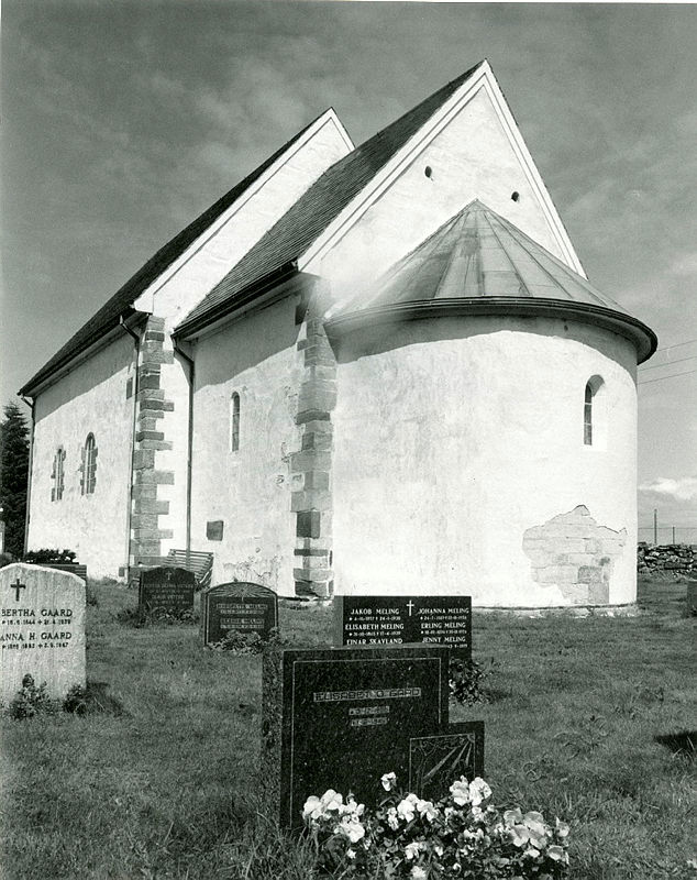 Talgje kirke i 1986. Foto: Rogalands Avis/Stavanger byarkiv Svart-hvittbilde av Talgje kirke en sommerdag i 1986.