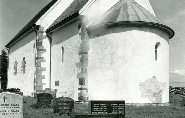Svart-hvittbilde av Talgje kirke en sommerdag i 1986.