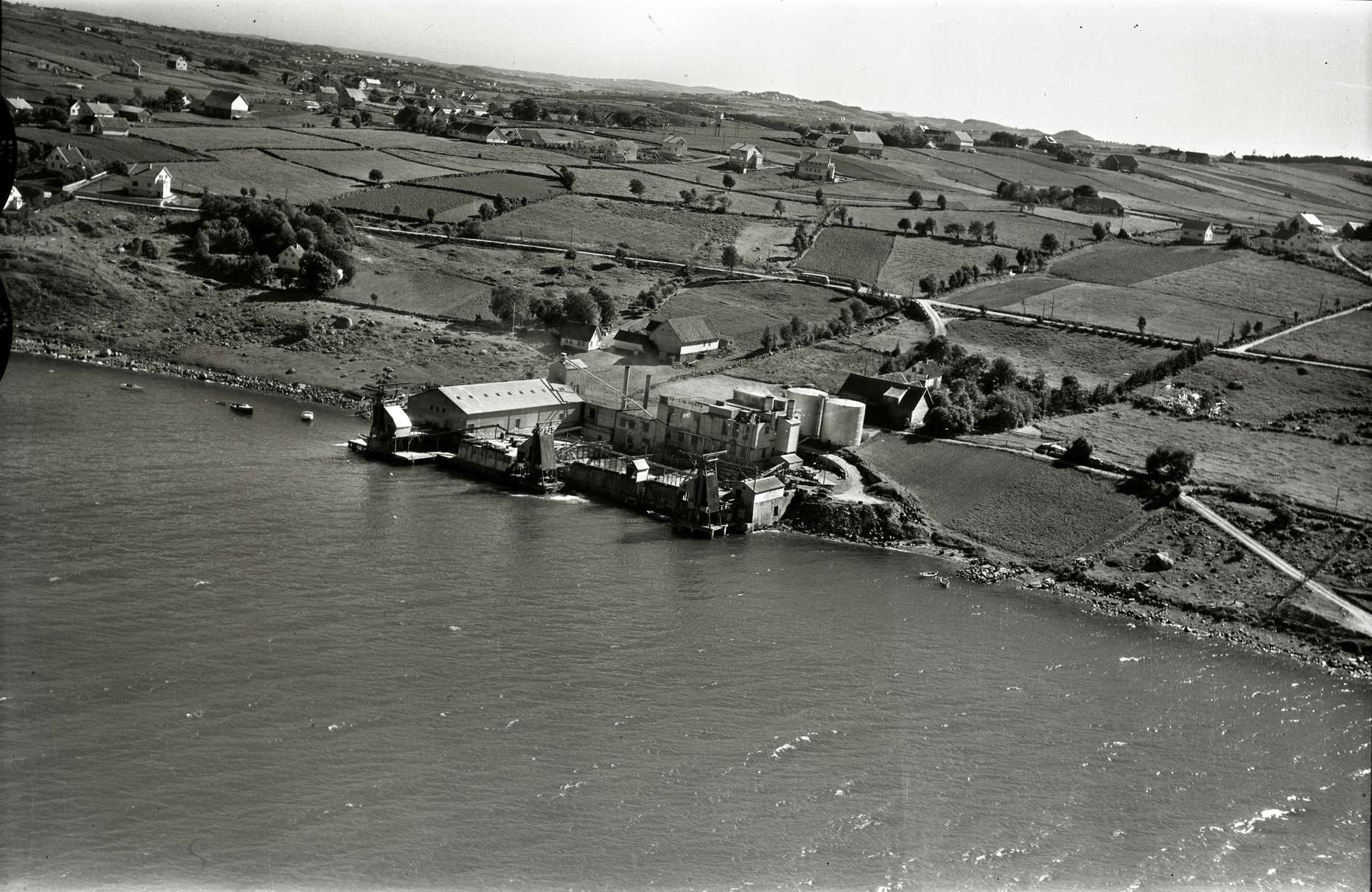 Tasta i 1957. Foto: Widerøes flyfotosamling, Stavanger Byarkiv Gammelt flyfoto av Tasta