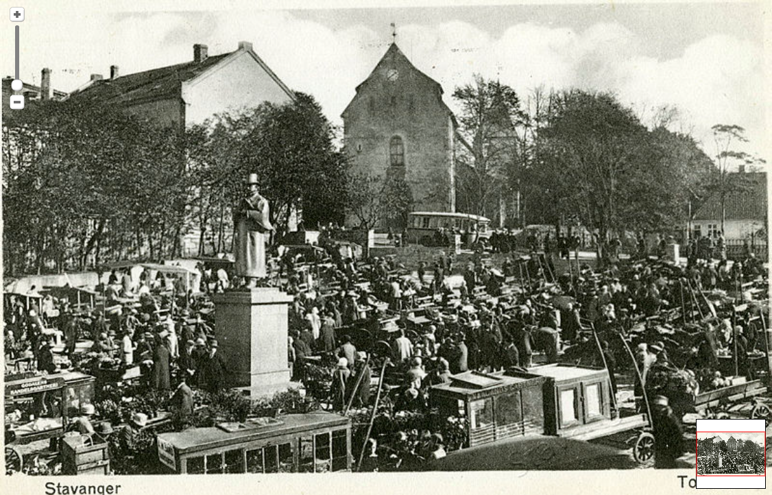 Et svart-hvittbilde av myldrende folkeliv på torget en dag i 1931.
