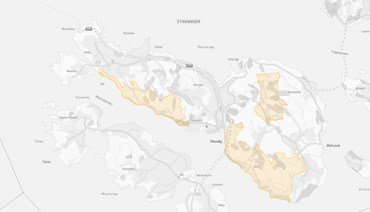 Et grått kart over Rennesøy, der tre felt er skravert med gulbrun farge.