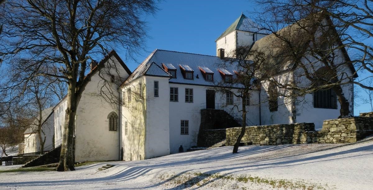 Utstein kloster i vintersol og med et lite dryss av snø.