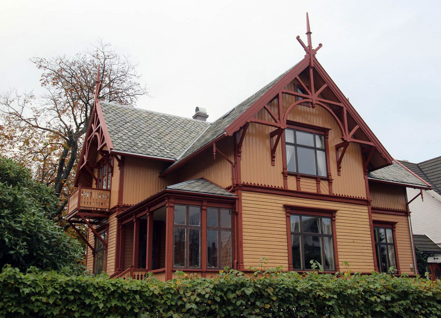 Stort sveitserhus med både snekkerglede og glassveranda.