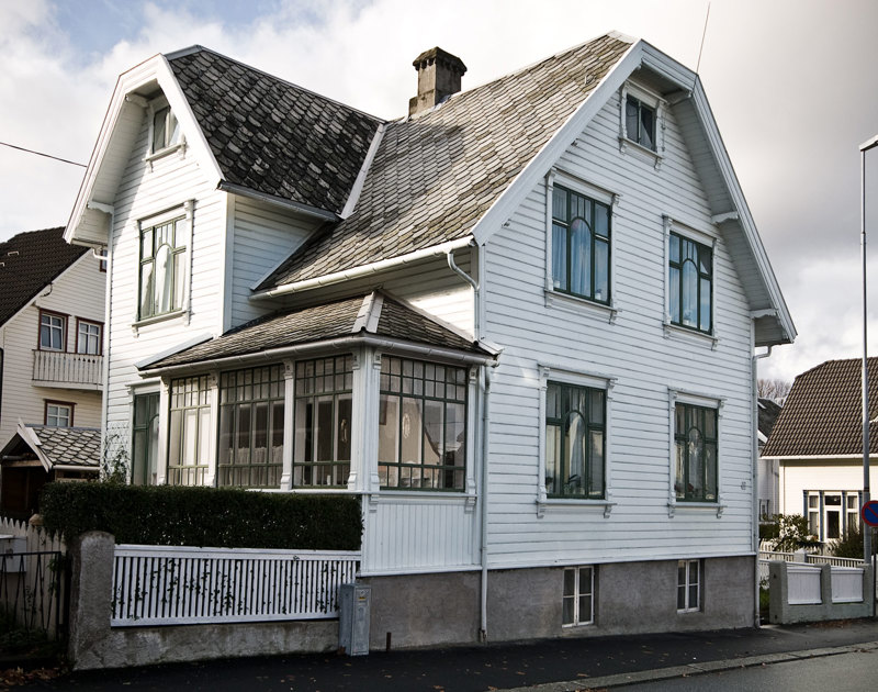 Eksempel på sveitserjugendhus med vinterhage og vålandsbue i vinduene. 