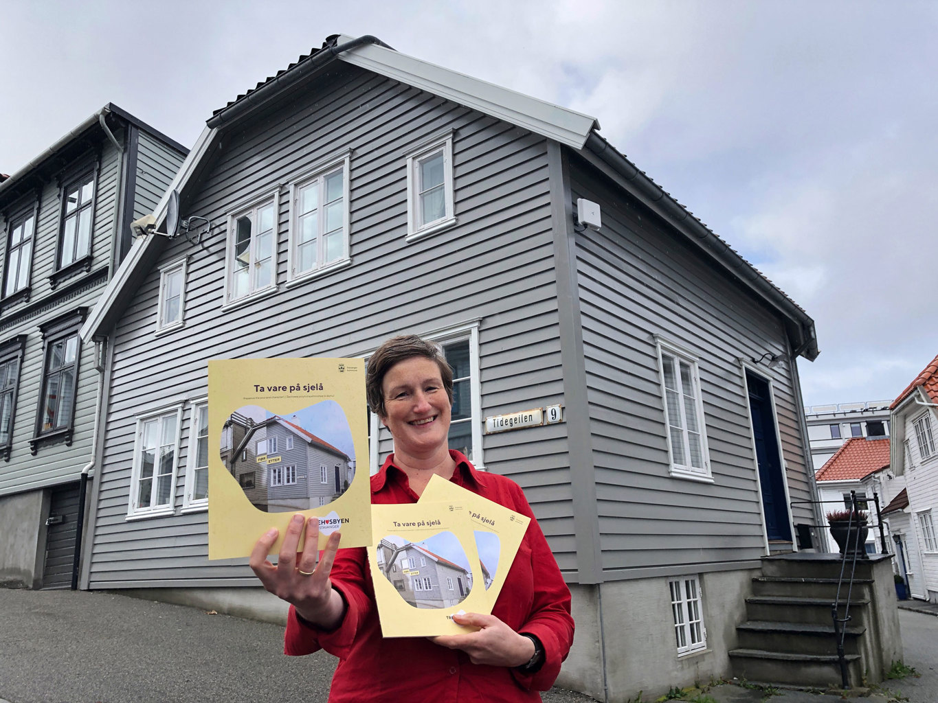 Byantikvar Hanne Windsholt med heftet «Ta vare på sjelå» som kan hentes hos kommunens Innbyggerservice i Olav Kyrres gate 23.  Byantikvar Hanne Windsholt med heftet. Foto: Sigrun Sætrevik