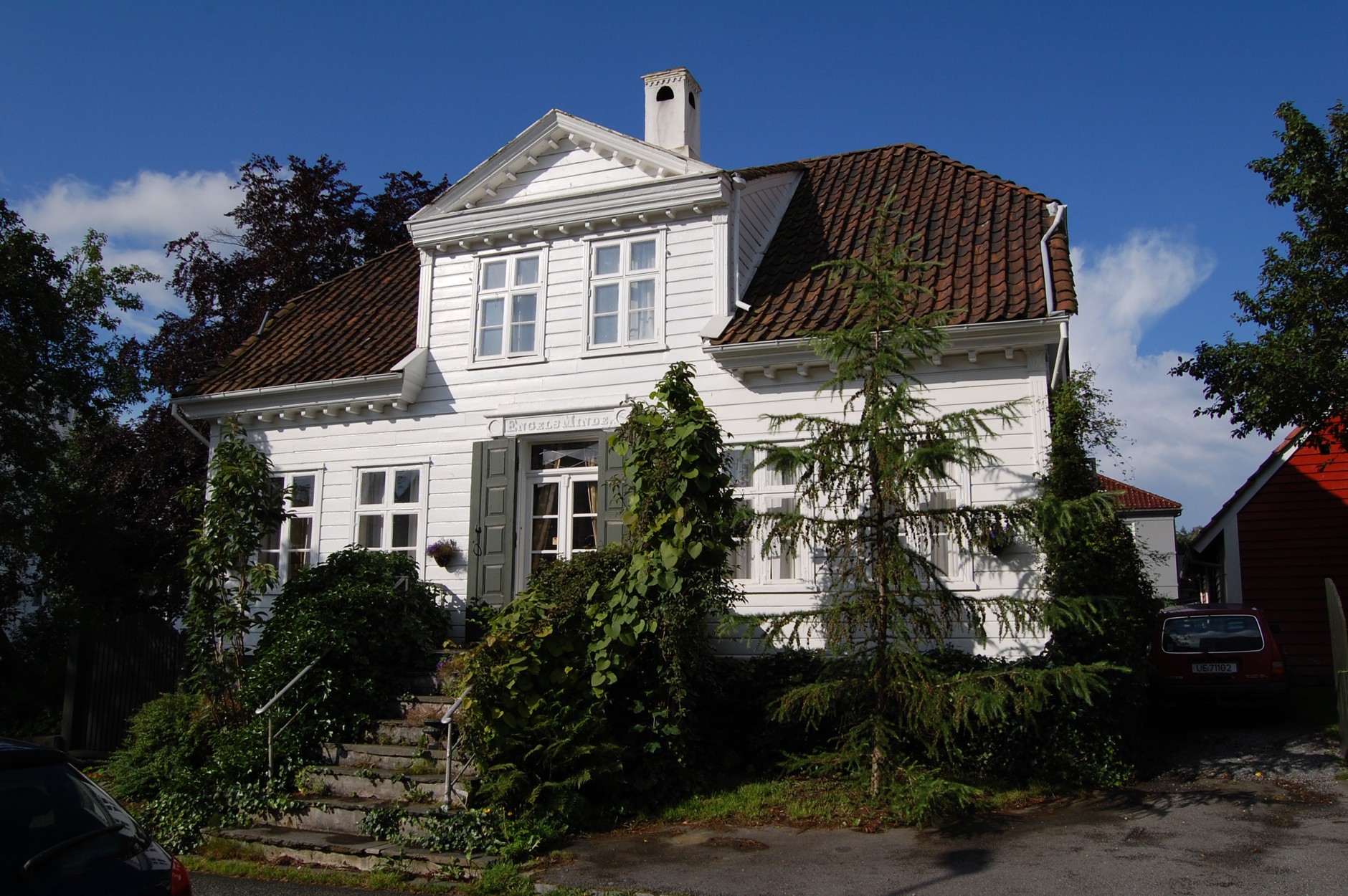 Hovudhuset på Engels Minde. Fasaden mot aust, i empirestil.