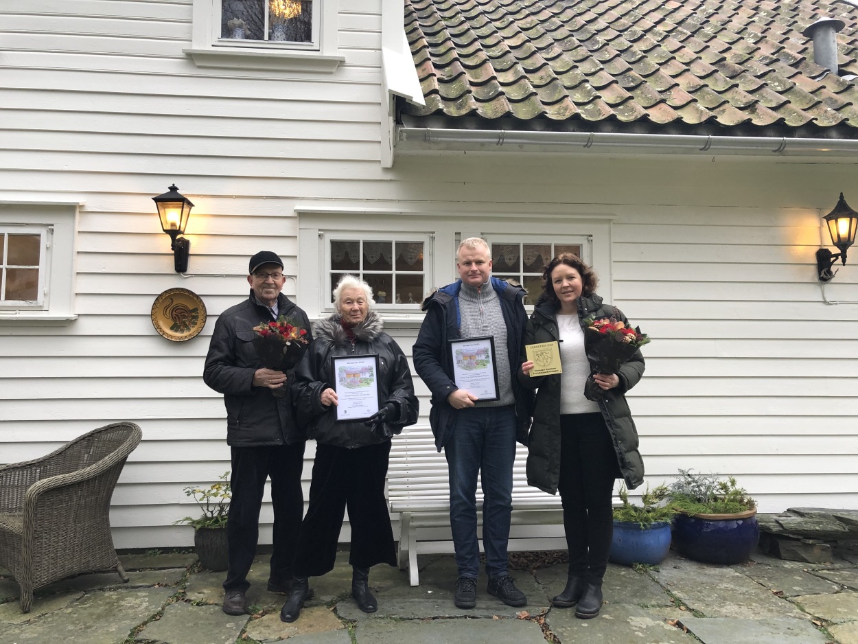 Prisen går både til de gamle eierne: Ingvar Bru og Margaret Milje Bru, og til de nye eierne: Kjartan Åsheim og Solveig Qverneland.
