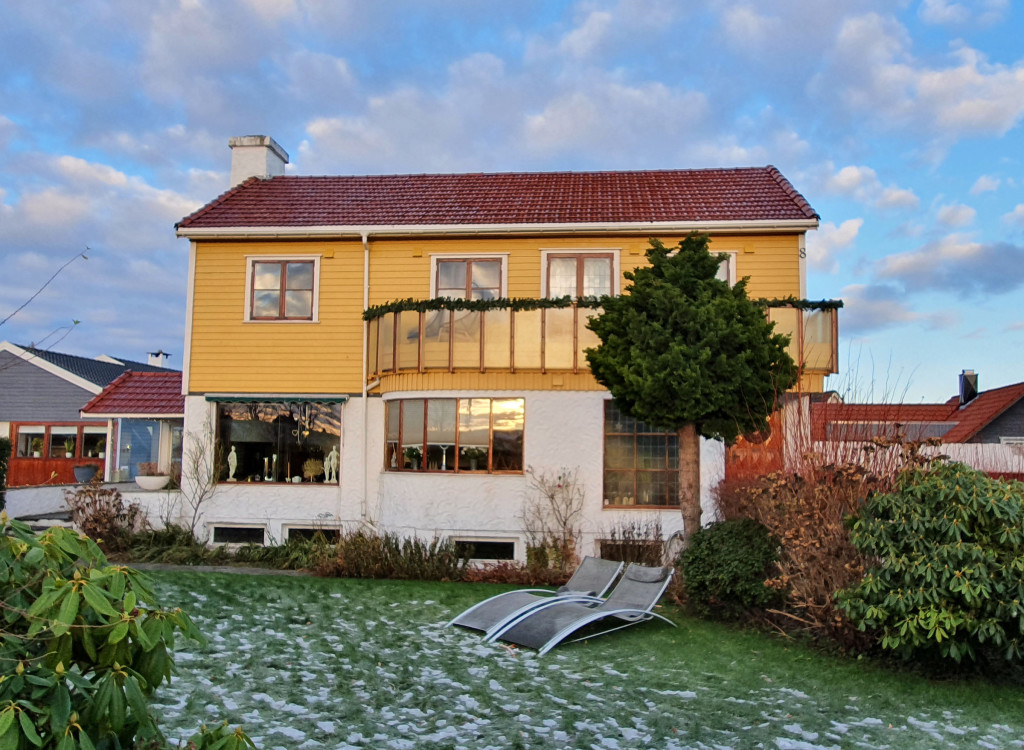 Det karakteristiske gule huset ligger like ved Storhaugmarka, ikke langt fra Nylund skole.