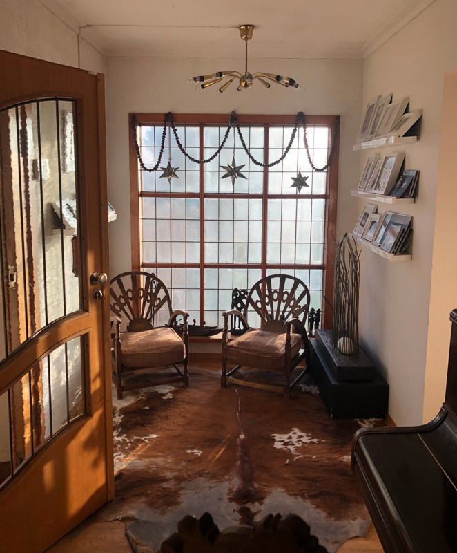 Huset ble i sin tid tegnet til en glassmester, og preges av mange ulike typer glass. (Foto: Sigrun Sætrevik)