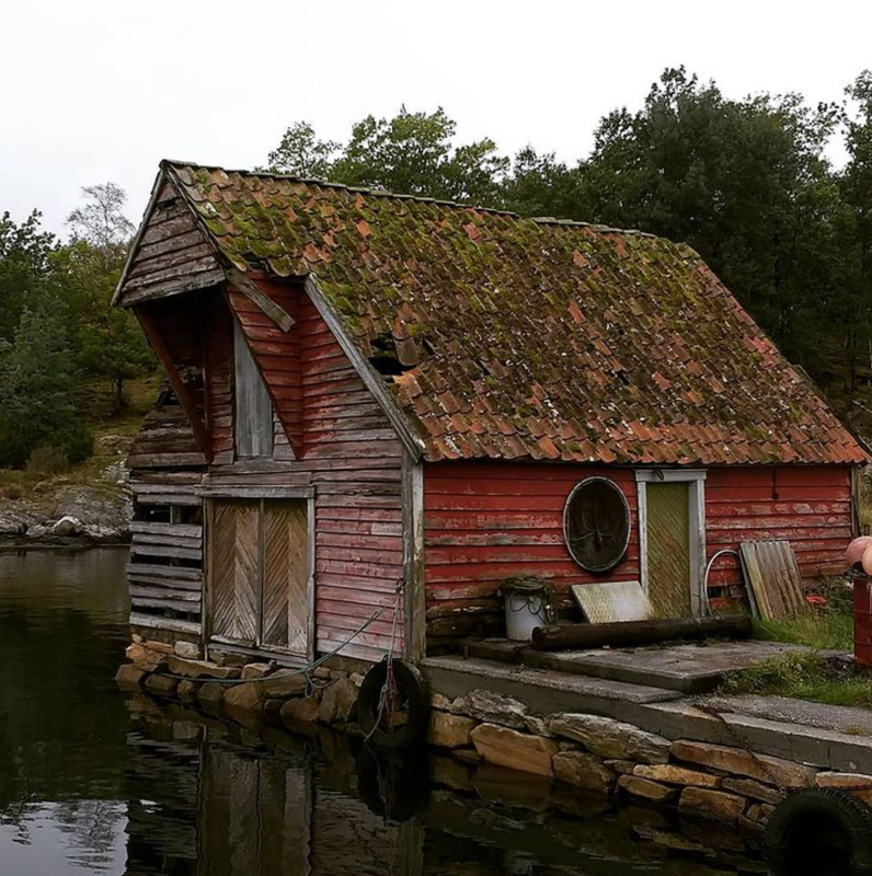 Gammelt, rødt sjøhus