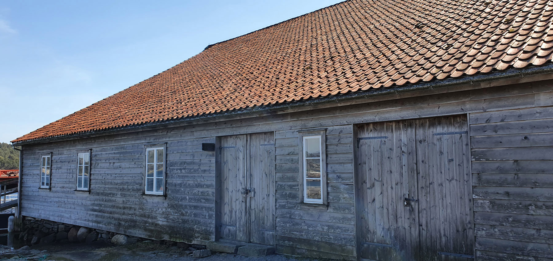 Det store grå sjøhuset er en viktig del av havnen på Bru.
