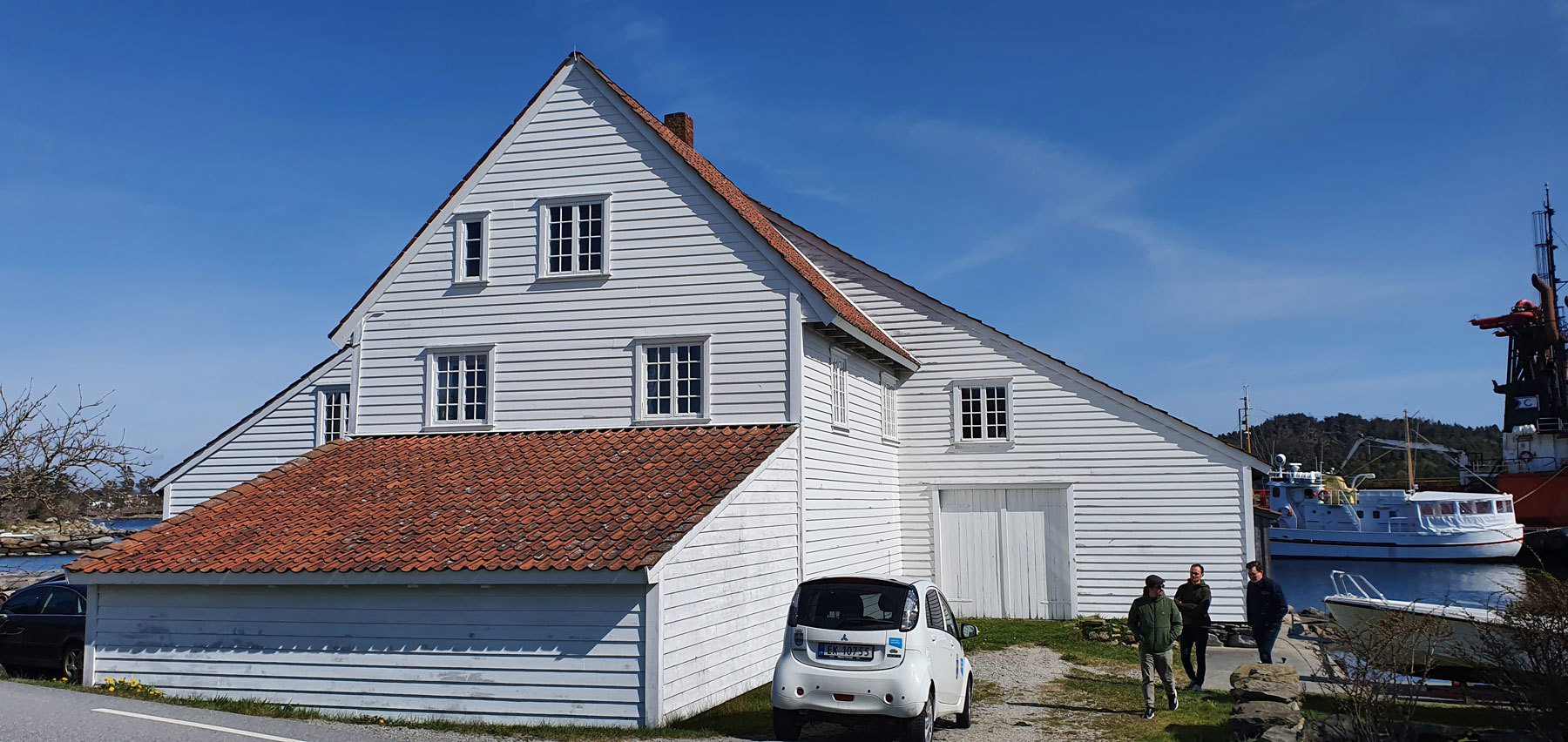 Den hvite delen er bolighus-delen av salteriet. Her bor det fortsatt folk!