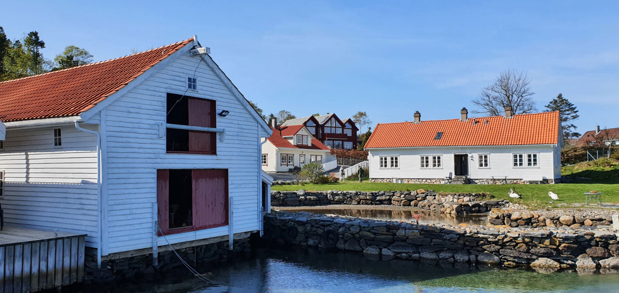 Sjøhuset på Ormøy, til venstre på bildet, ble trolig bygd i 1877. 