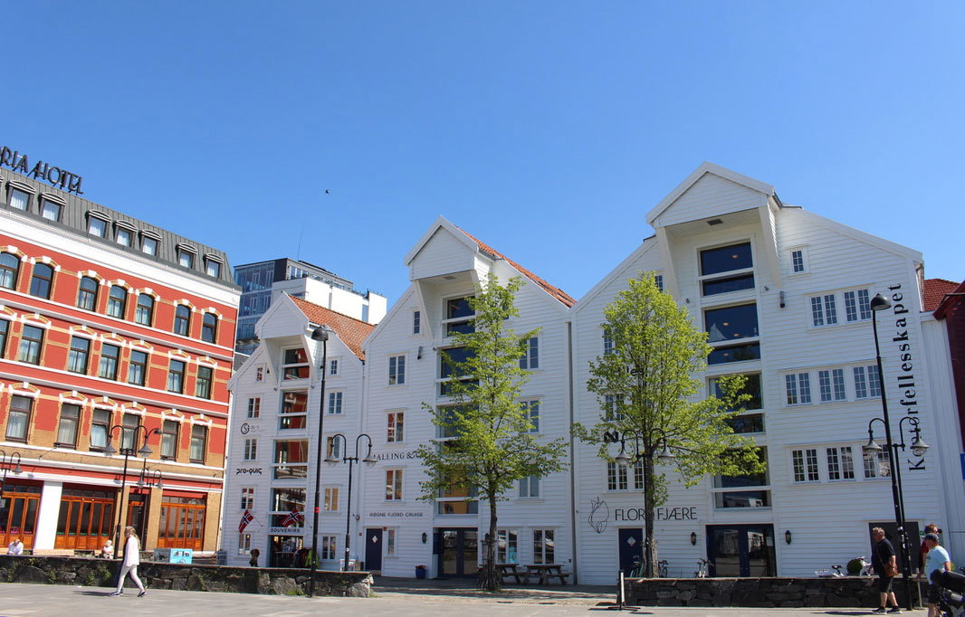 Sjøhusrekken i Stavanger sentrum: Autentisk utenpå, moderne på innsiden. Foto: Arve Gravdal