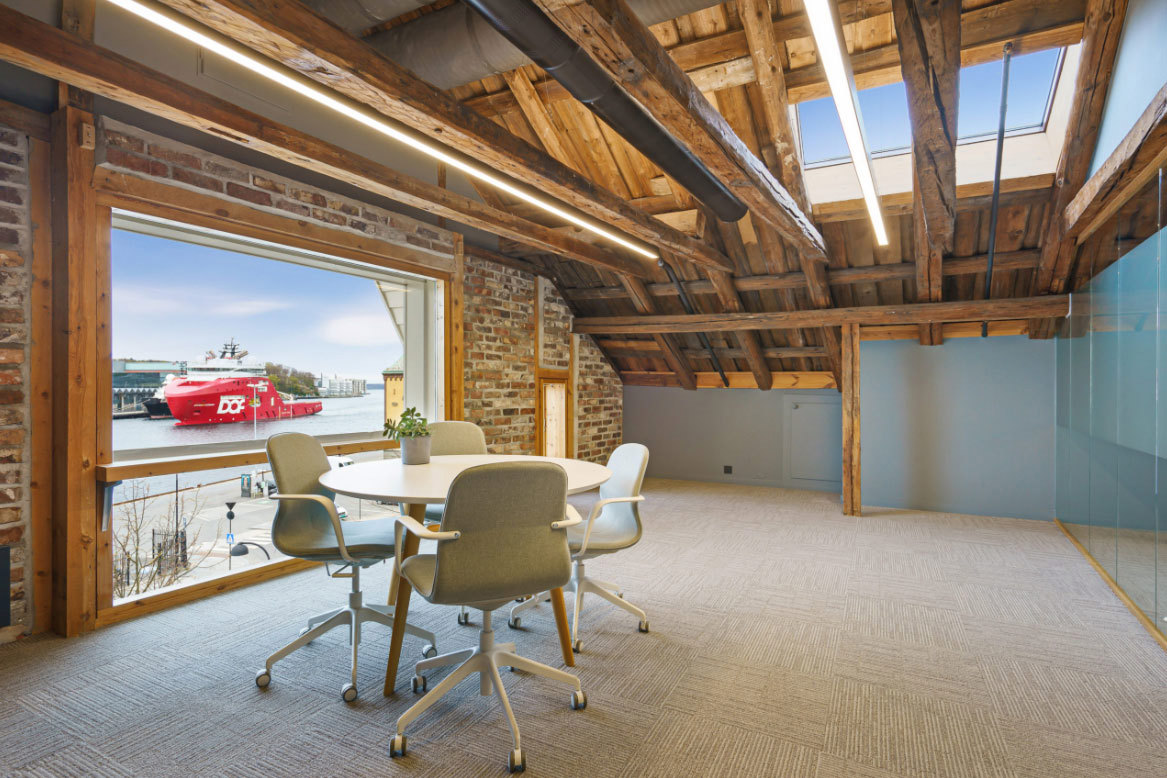 I kontorlokalene bidrar den originale konstruksjonen til historiefortellingen. Foto: Arve Gravdal