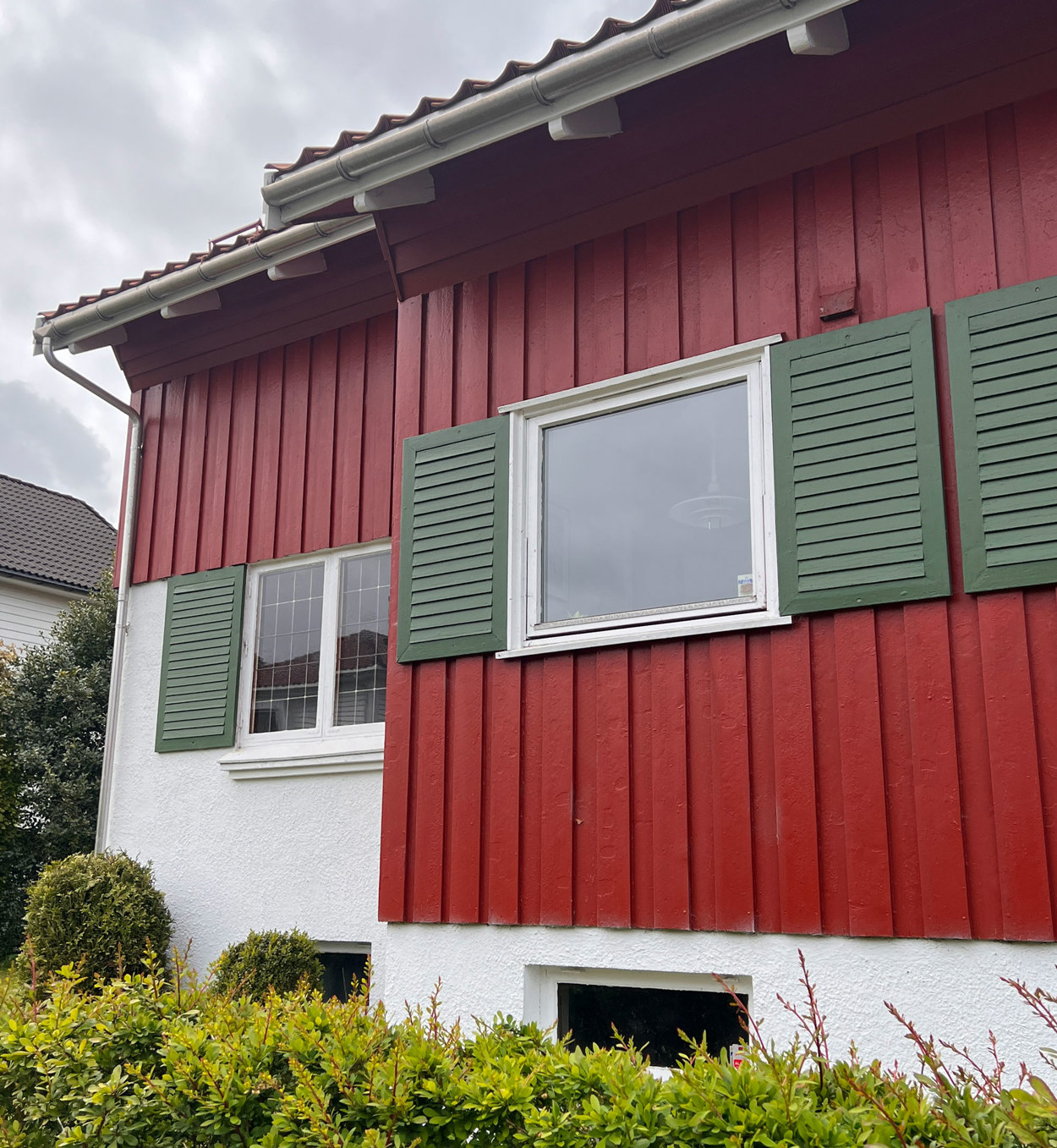 Nærbilde av de grønne skoddene.