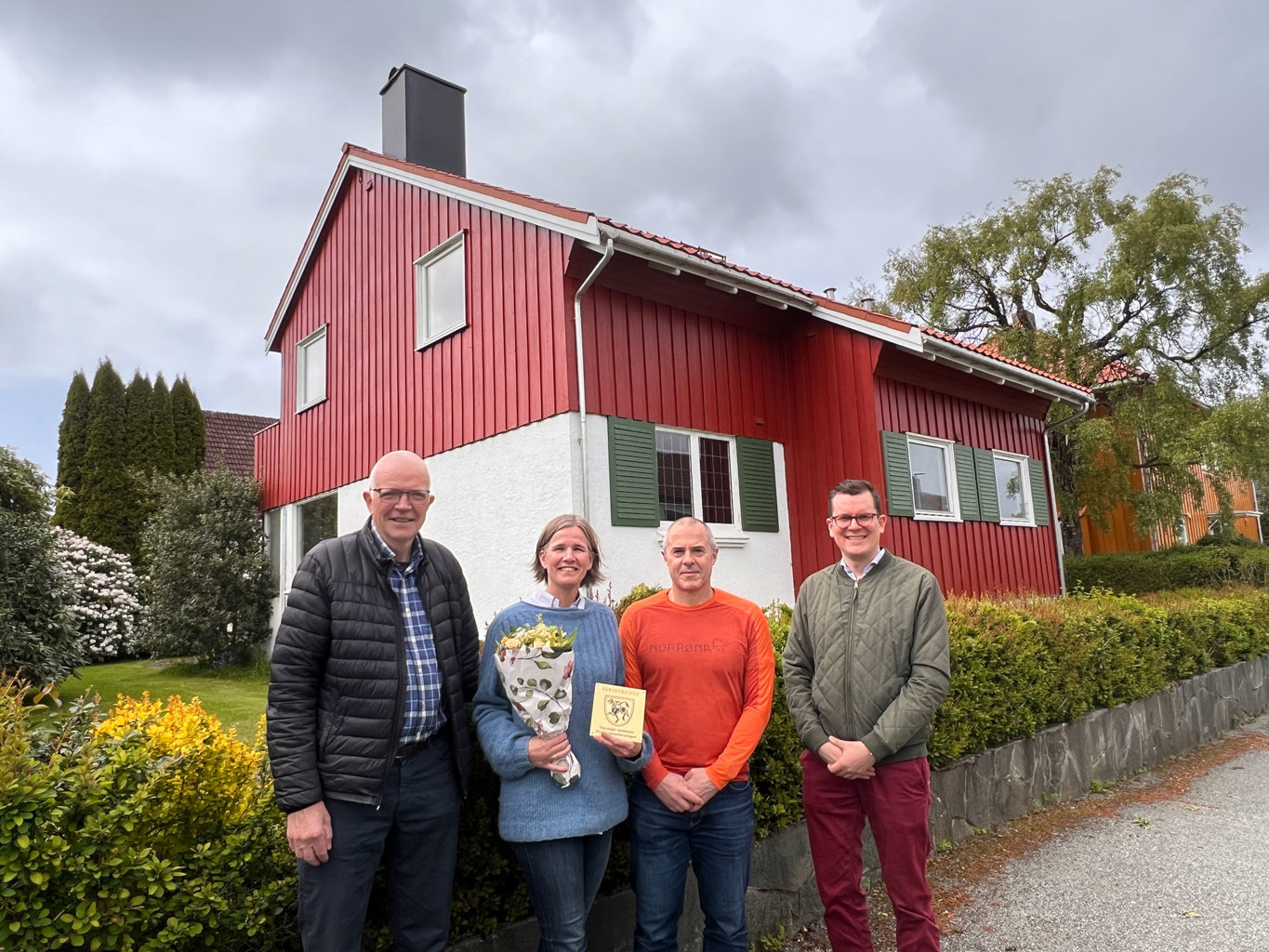 Her ser vi fra venstre Erik Kjos-Hanssen, som vokste opp i Nedre Tordenskjolds gate 4. Han er onkelen til Åse. Åse og Rune Trettenes bor i huset i dag. Til høyre står juryleder Anders Fjelland Bentsen, nestleder i utvalg for by- og samfunnsutvikling. Her ser vi fra venstre Erik Kjos-Hanssen, som vokste opp i Nedre Tordenskjolds gate 4. Han er onkelen til Åse. Åse og Rune Trettenes bor i huset i dag. Til høyre står juryleder Anders Fjelland Bentsen.