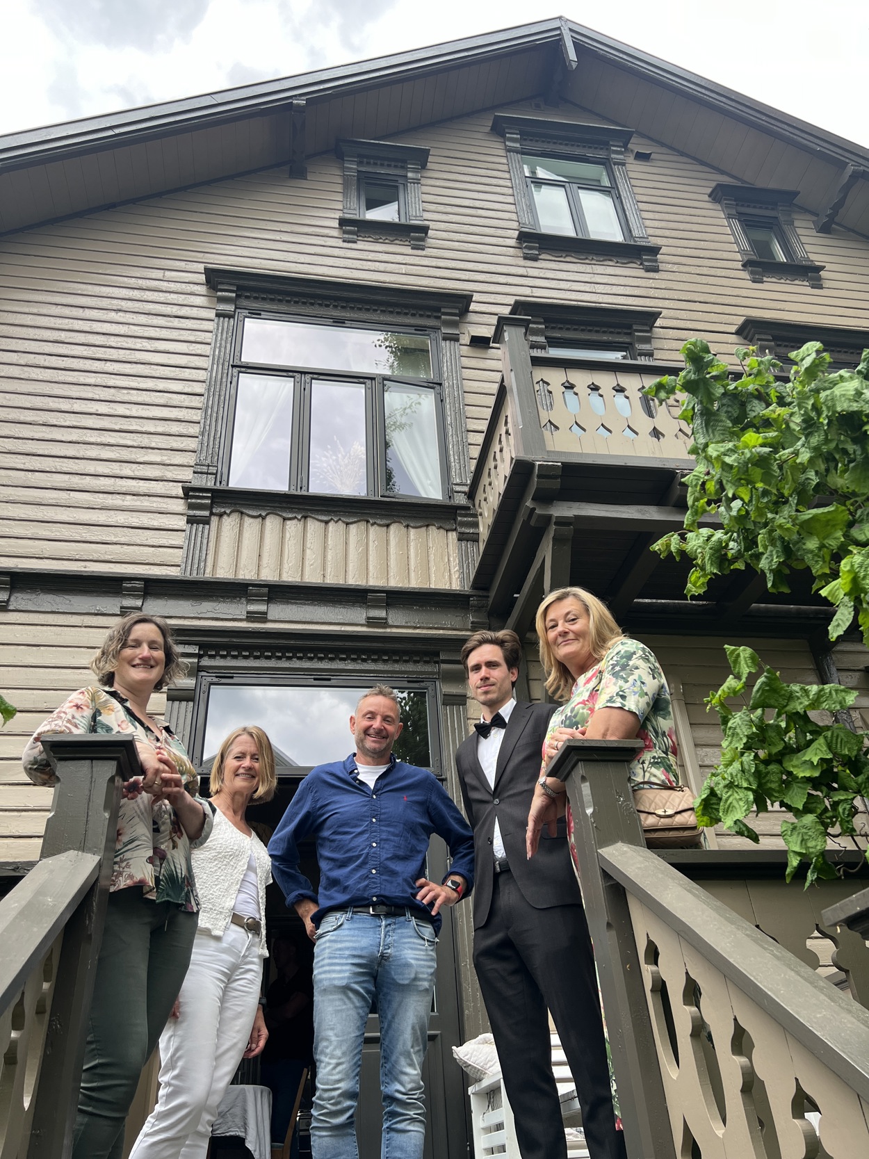 Fra venstre byantikvar Hanne Windsholt, juryleder og politiker Hege Benedicte Blom Stene, huseier og verneprismottaker Ian Ratcliffe, styremedlem i arkitektforeningen Simen Bie Malde og Mette Paavola som er styreleder i Fortidsminneforeningen.