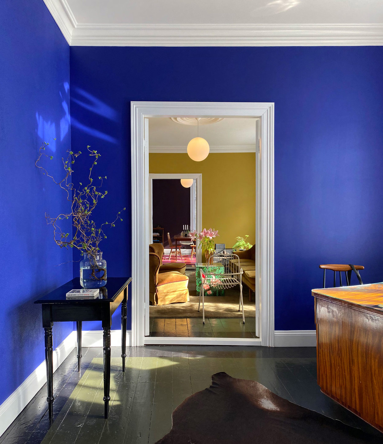 Fargebruken i de tre stuene er iøynefallende og moderne, men likevel rotfestet i historien.