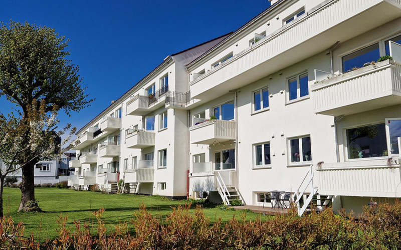 Boligblokker på 3-4 etasjer, hvit murpuss