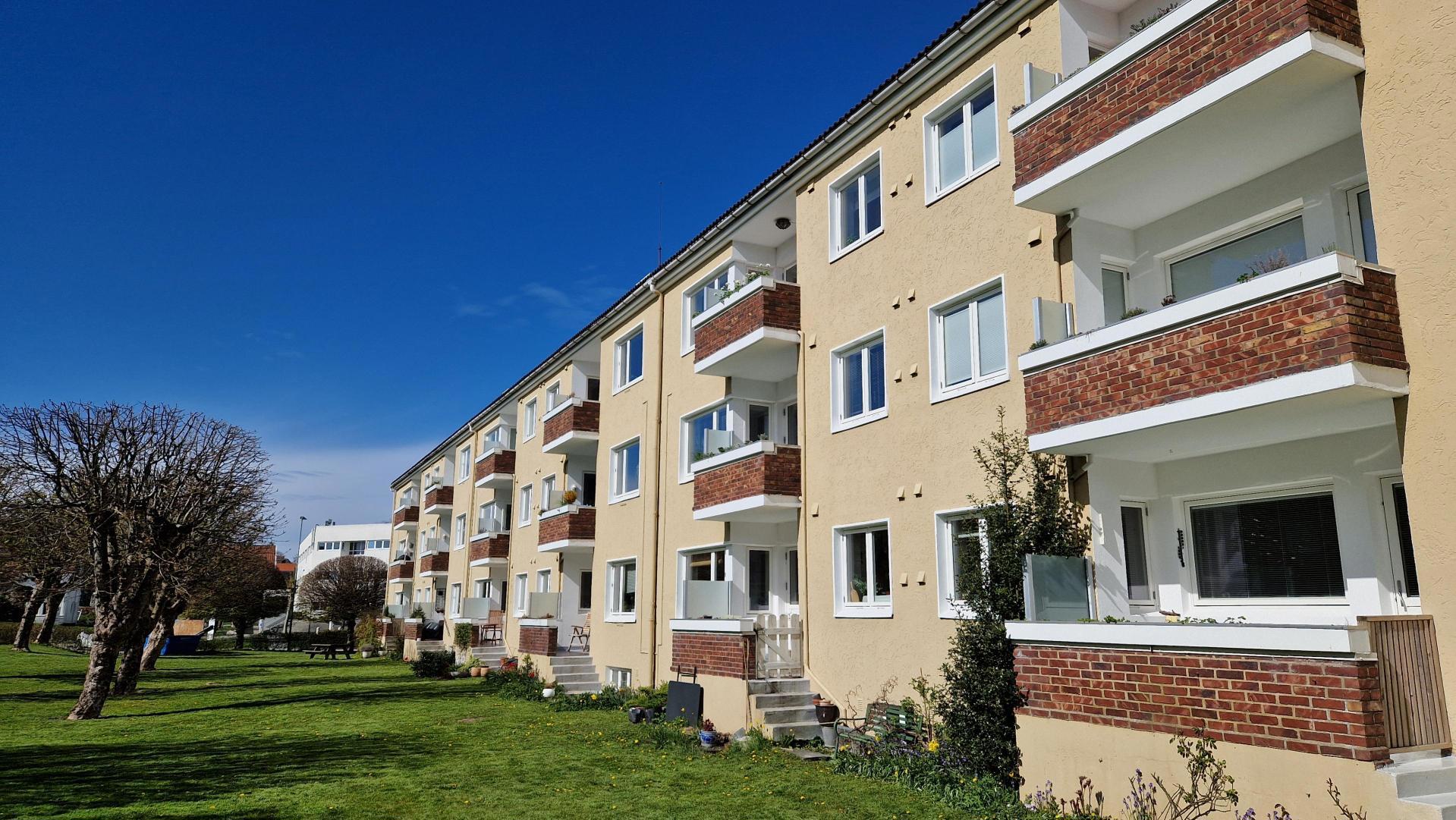 Boligblokker i oransje mur, balkonger av tegl.