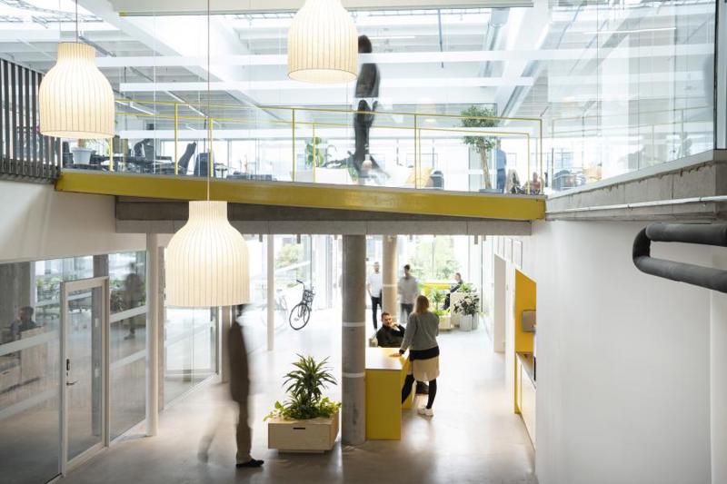 Interiørbilde av vrimleareal i kontorfellesskapet Eastside. 