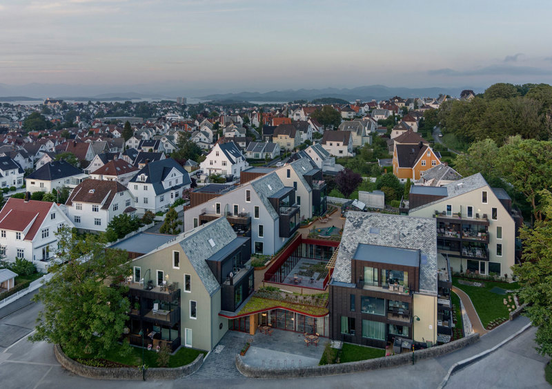 Tilknytning: Seniorboligene Vålandstun er eksempel på utforming av større bygg med volumer som
er beslektet med omkringliggende boliger. Fellesfunksjonene er samlet i et lavt bygg som binder
byvillaene sammen. Bebyggelsen er fint tilpasset terrenget og gjenbruker murene rundt eiendommen.
Arkitekt: Haga & Grov. Foto: Sindre Ellingsen.