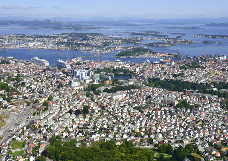 Våland i forgrunnen, sentrum og Hundvåg i bakgrunnen. Dronefoto: Eirik Mannsåker, avdeling for kart og digitale tjeneste