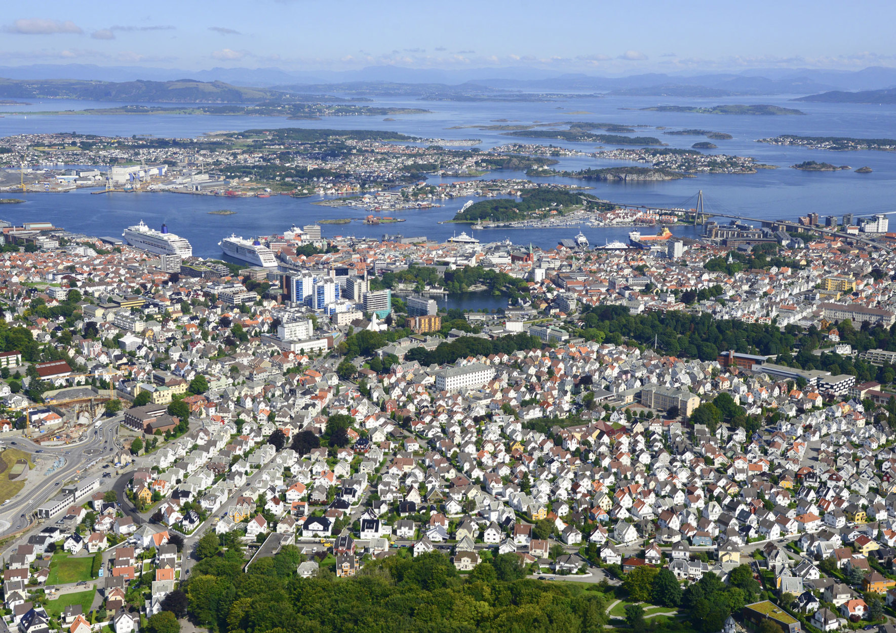 Våland i forgrunnen, sentrum og Hundvåg i bakgrunnen. Dronefoto: Eirik Mannsåker, avdeling for kart og digitale tjeneste