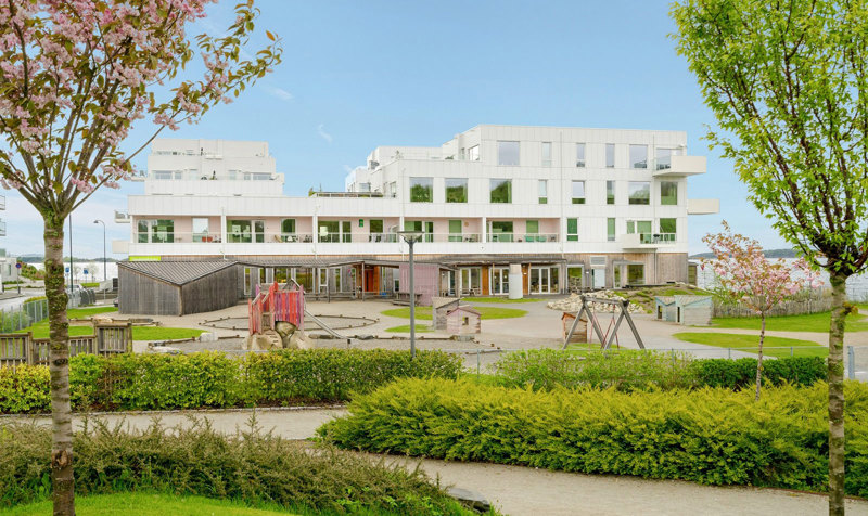 Sjøkvartalet er et eksempel på forbedring: Leilighetskvartalet er utformet medfunksjoner som gjør det til en møteplass i bydelen. En barnehage samler familier og gir lekeareal ut mot en ny stor park. En badeplass gir kroppslig kopling til sjøen. Byggene er skalert og trapper seg ned mot parken og åpner kvartalsrommet mot sjøen. Arkitekt: KAP og Alice Sturt.