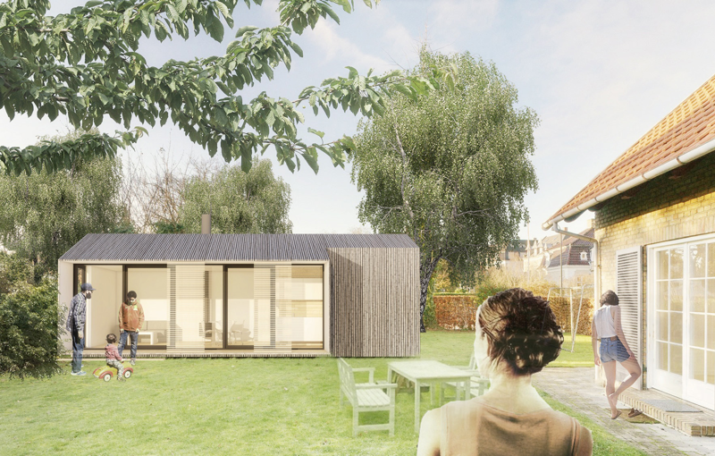 Et lite, lavt hus i en hage. Kledningen er vertikale spiler. Til høyre skimtes en større enebolig med teglfasade. Begge bygninger har saltak. Mennesker i ulike aldre koser seg i hagen, som er felles for de to husene. 