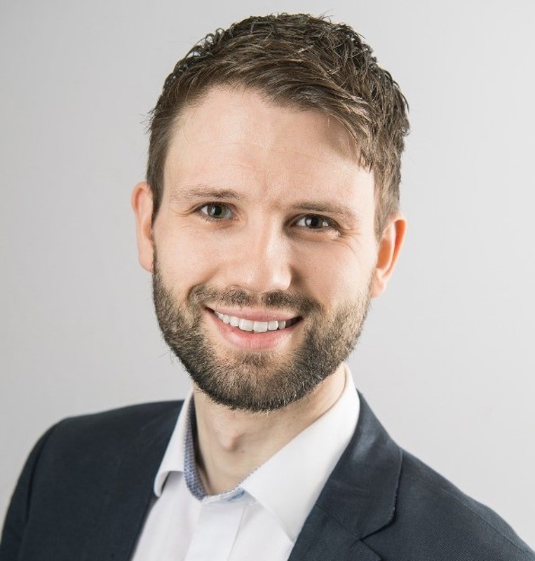 Ansiktet til ung mann med skjegg.