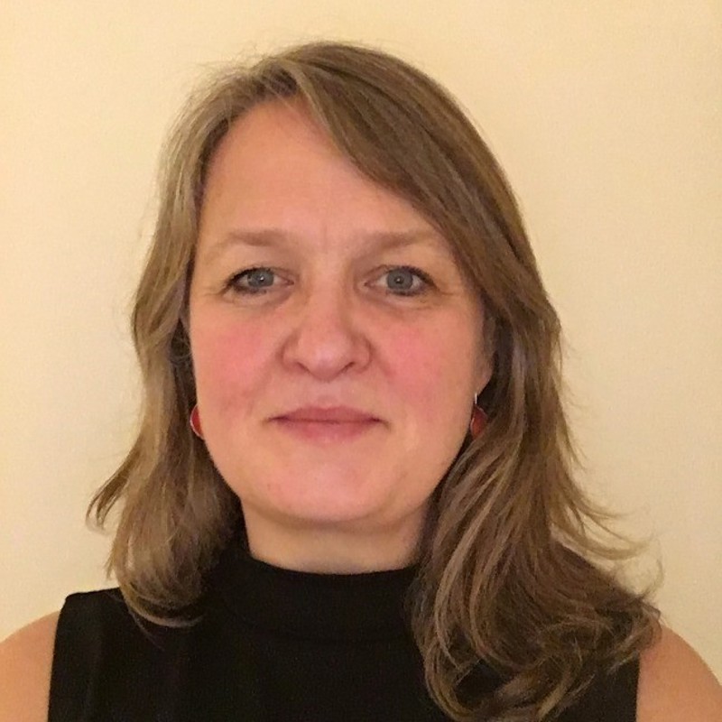 Portrett av kvinne med mellomlangt blondt hår