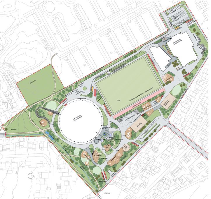 Situasjonsplan for den nye skolen og idrettsanlegget viser en sirkelrundt skolebygg i nordøst og fotballbane mot vest.